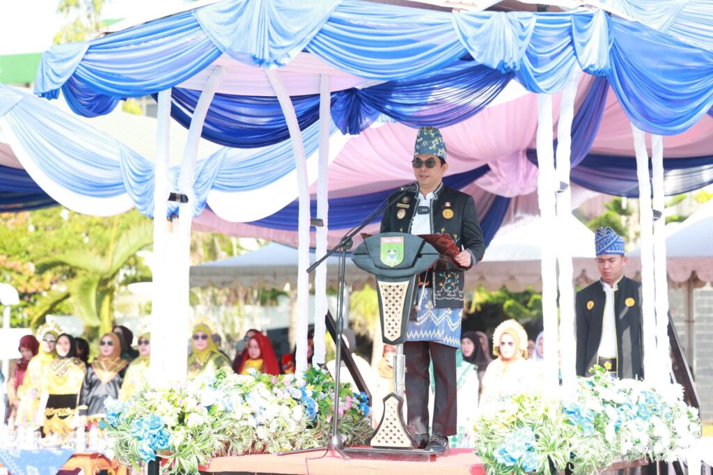 Bupati Andi Rudi Latif memimpin upacara Hari Pendidikan Nasional 2025 di Tanah Bumbu, menekankan pentingnya partisipasi semesta dalam pendidikan