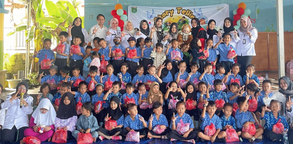 Anak-anak TK Ganda Suli antusias mengikuti kegiatan story telling yang diselenggarakan oleh Dispersip Tanah Bumbu untuk meningkatkan imajinasi dan minat baca