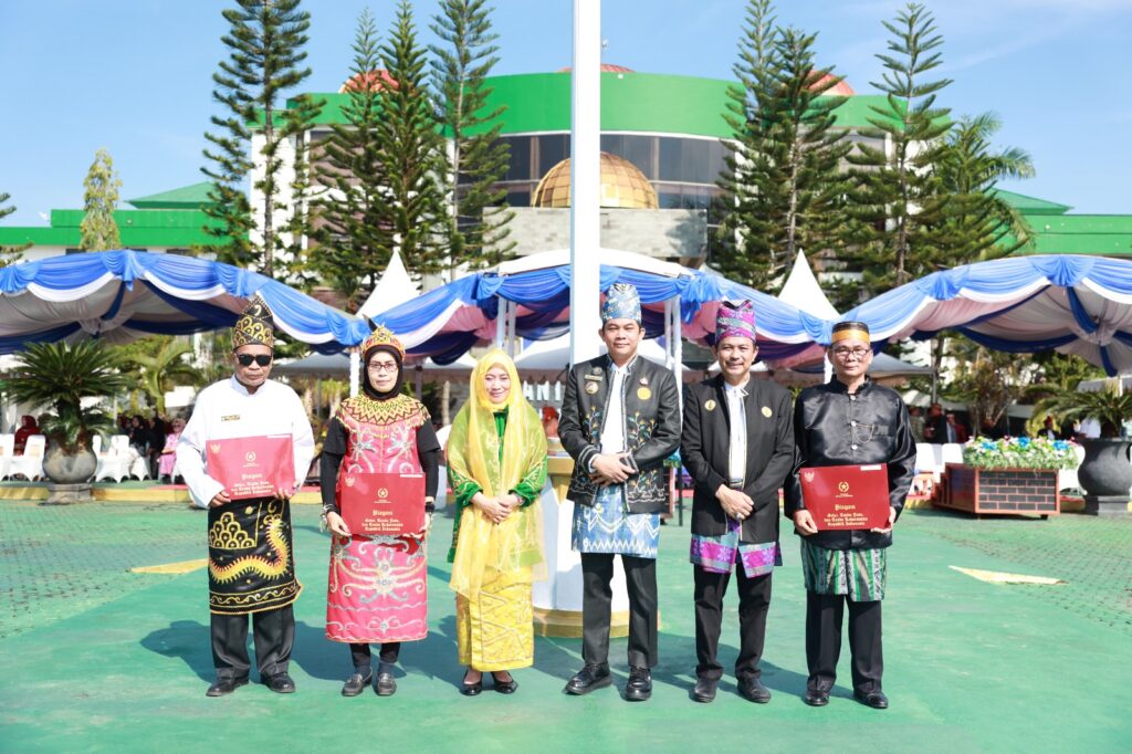Bupati Andi Rudi Latif memimpin upacara Hari Pendidikan Nasional 2025 di Tanah Bumbu, menekankan pentingnya partisipasi semesta dalam pendidikan