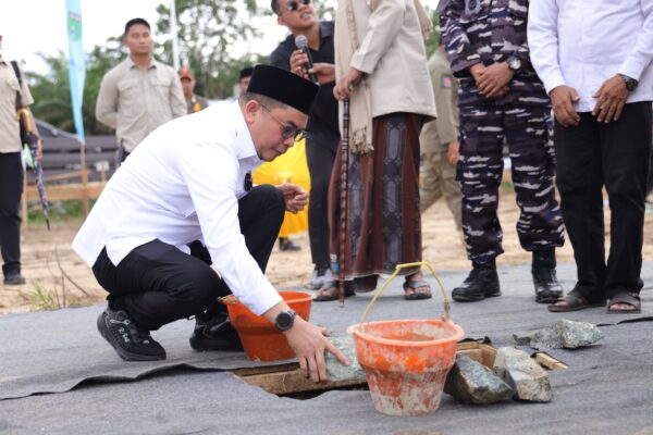 Bupati Andi Rudi Latif Resmikan Pembangunan Ruang Kelas dan Asrama Santri Ponpes Al-Istiqamah Mantewe